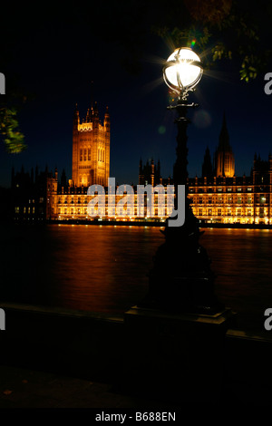 La recherche à travers Tamise, Albert Embankment aux chambres du Parlement, Westminster, Londres Banque D'Images