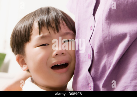 Close-up of a young woman consoler son petit-fils Banque D'Images