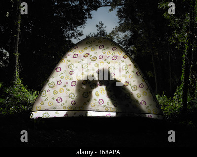 Silhouette de couple kissing in tent Banque D'Images