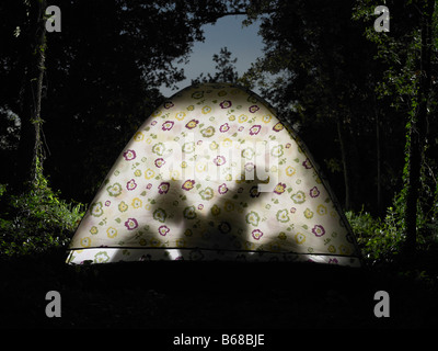 Couple sitting in tent, silhouette voir Banque D'Images