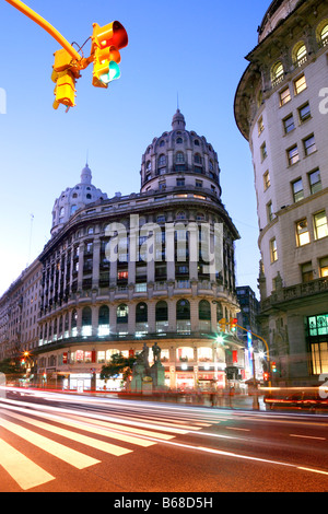 L'avenue "Diagonal Norte" et Floride St. intersection, au crépuscule. Buenos Aires, Argentine Banque D'Images