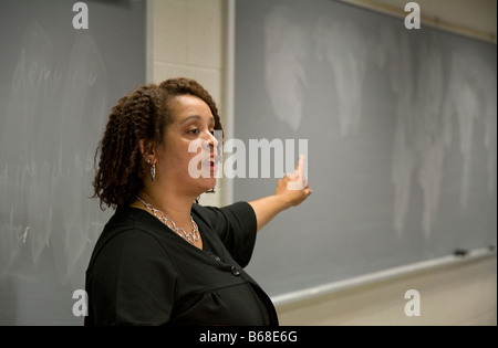 Détroit, Michigan Gayle Hamilton enseigne une classe d'études pour les membres du syndicat de l'adultes à la Wayne State University Banque D'Images