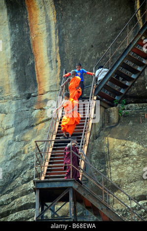 Deux jeunes moines bouddhistes descendre des escaliers à Sigariya Rock Fortress Banque D'Images