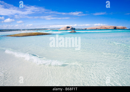 Une vague se brisant sur le sable blanc de plage de crépuscule d'Esperance. Grande région du Sud, l'ouest de l'Australie Banque D'Images