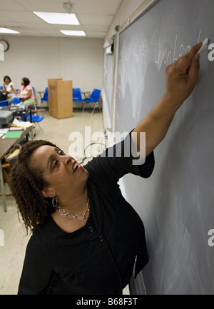 Détroit, Michigan Gayle Hamilton enseigne une classe d'études pour les membres du syndicat de l'adultes à la Wayne State University Banque D'Images