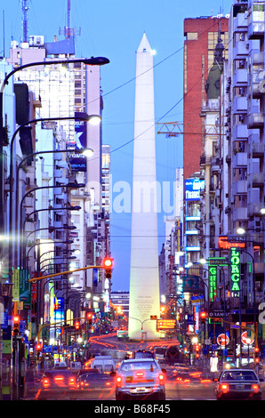 Vue de loin de l'Avenue Corrientes, à l'Obélisque Monument et de voitures, la nuit, avec des feux du véhicule sous forme de lignes. Buenos Aires, Argentine Banque D'Images