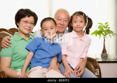 Portrait of a young couple avec leurs petits-enfants Banque D'Images