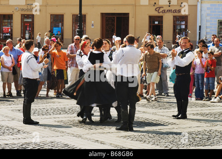 Des danseurs traditionnels sur la Piata Mare (place principale), Sibiu, Roumanie Banque D'Images