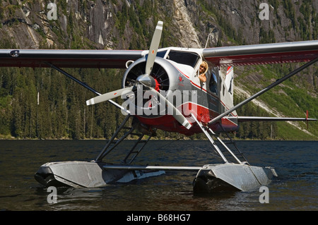 Michelle Masden et Lady Esther son hydravion DeHavilland Beaver DHC 2 sur le lac Nooya Misty Fjords National Monument Alaska Banque D'Images