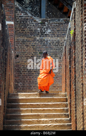 Les jeunes Buddist Moine au forteresse du Rocher de Sigiriya Banque D'Images