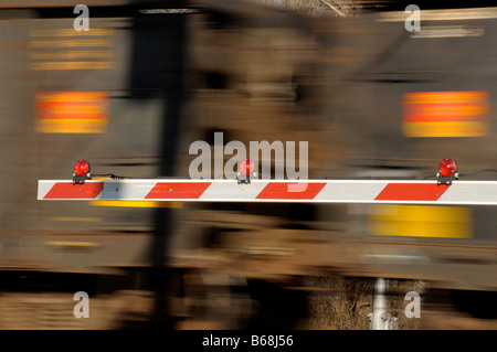 Depuis l'accélération du train de passage dans la région de Fairport, NY USA. Banque D'Images