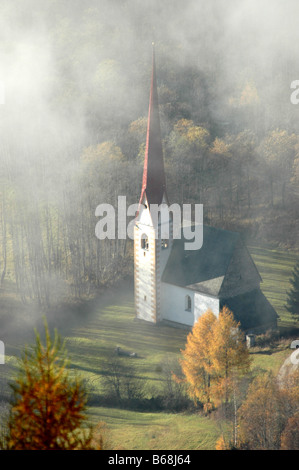 Ci-dessous l'église Heiligenblut Grossglockner Pass Roma Italie Banque D'Images