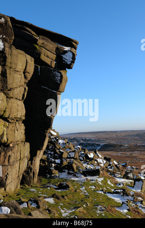 Une roche appelée Higgar Tor dans le Derbyshire avec alacing de neige Banque D'Images