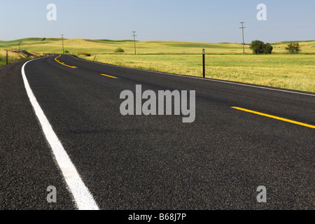 Pays Blacktop route qui serpente au loin dans la distance Washington USA Palouse Banque D'Images