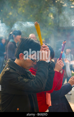 Les gens priant Yonghe Gong, Lama Temple à Beijing Chine Banque D'Images