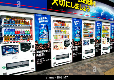 Une ligne de machines distributrices à Tokyo au Japon Banque D'Images