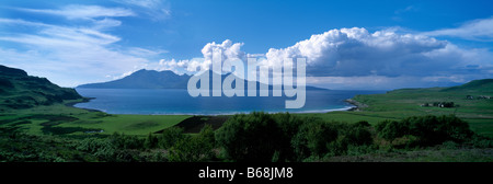 Vue panoramique collines escarpées des montagnes et le bleu ciel nuageux en été sur l'île de Rum, Eigg de Hébrides intérieures, de l'Écosse. Banque D'Images