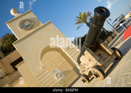 Cannon, archway et port de plaisance de Portomaso Marina Portomaso, signe, Portomaso, Saint Julian's, Malte Banque D'Images