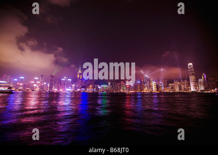 Gratte-ciel au bord de l'eau, le port de Victoria, l'île de Hong Kong, Hong Kong, Chine Banque D'Images