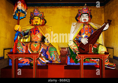 Deux statues dans un temple, Temple Da Zhao, Hohhot, Inner Mongolia, China Banque D'Images