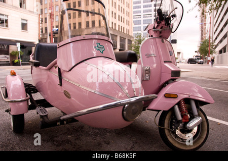 Stella rose scooter avec side-car, Texas et Fannin rues, le centre-ville de Houston, Texas. Banque D'Images