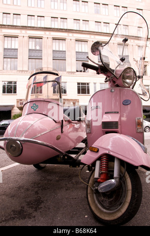 Stella rose scooter avec side-car, Texas et Fannin rues, le centre-ville de Houston, Texas. Banque D'Images