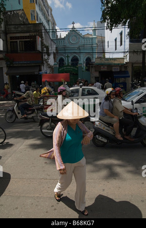 Vietnamienne portant un chapeau conique dans l'état occupé Ho Chi Minh Ville, Vietnam Banque D'Images