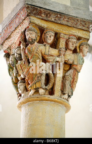 Sculpture sur les colonnes, de l'intérieur de l'église romane (1080), Saint Nectaire, Auvergne, France Banque D'Images