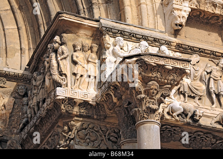 Bas-relief roman de portail de l'église abbatiale (12 siècle), Saint Gilles (Saint Gilles du Gard), Languedoc Roussillon, France Banque D'Images