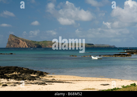 Voir l'île de Coin de Mire et la plage de Cap Malheureux avec la mer de corail turquoise et blanc voile. Banque D'Images