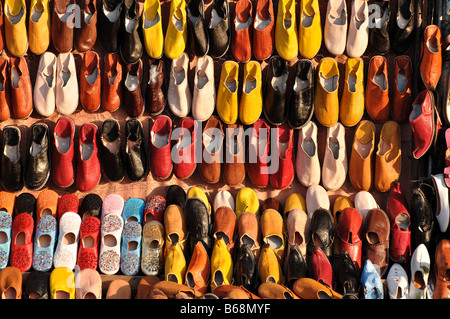 Chaussures colorées à vendre à Marrakech, Maroc Banque D'Images