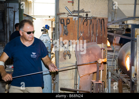 Souffleur de verre la fabrication d'un ornement en verre, verre de La Valette, village artisanal de Ta' Qali, Malte Banque D'Images