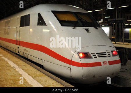 Train à grande vitesse allemand ICE dans la gare ferroviaire de Francfort Banque D'Images