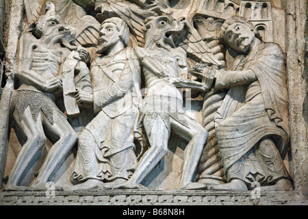 Sculpture en pierre médiévale, bas-relief sur le portail de l'église de St Marie (1120-1135), Paris, France Banque D'Images