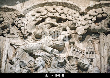 Sculpture en pierre médiévale, bas-relief sur le portail de l'église de St Marie (1120-1135), Paris, France Banque D'Images