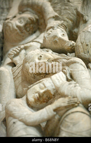 Sculpture en pierre médiévale, bas-relief sur le portail de l'église de St Marie (1120-1135), Paris, France Banque D'Images