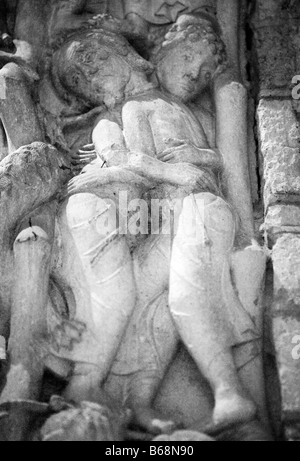 Sculpture en pierre médiévale, bas-relief sur le portail de l'église de St Marie (1120-1135), Paris, France Banque D'Images