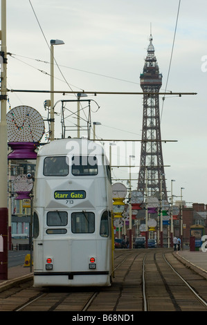 Le tram traverse la promenade sur Blackpools Côte-Nord Banque D'Images