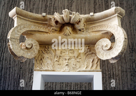 Capitale de la colonne, la sculpture de la Renaissance, musée Sainte Croix, Poitiers, Poitou, France Banque D'Images