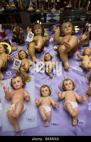 Nativité de Jésus bébé plastique modèles en vente dans la vitrine de Valencia Espagne Banque D'Images