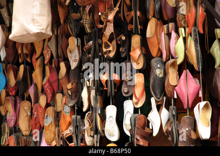 Chaussures colorées à vendre à Marrakech, Maroc Banque D'Images