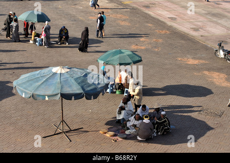 Charmeur de serpent à la place Djemaa el Fna à Marrakech, Maroc Banque D'Images