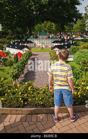 Legoland, le Danemark : enfant regardant un modèle Lego du palais de Fredensborg Banque D'Images