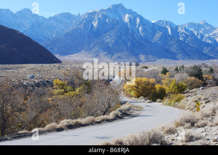 Mt Whitney le piton rocheux à l'extrême droite de la Californie avec Whitney Portal road et de l'Alabama Hills Lone Pine de moyenne distance en CA Banque D'Images