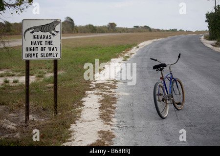 Peu d'Îles Caïmans Cayman Island Location et Iguana Crossing Sign le long de routes de campagne Banque D'Images