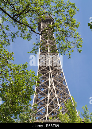 Haut de la Tour Eiffel à travers les arbres Banque D'Images