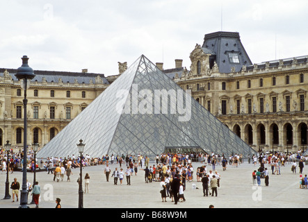 Entrée de la pyramide du Louvre à Paris, conçu par I. M. Pei. Banque D'Images