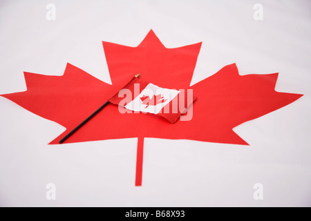 Drapeau canadien sur grand symbole de la feuille d'érable Banque D'Images