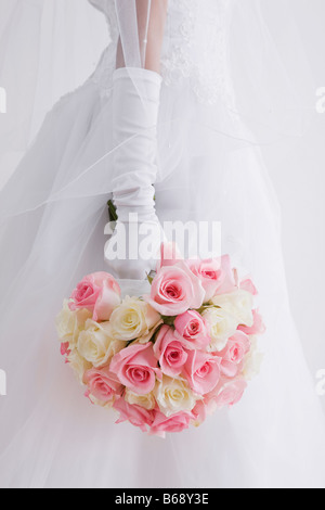 Bride holding bouquet, mid section Banque D'Images
