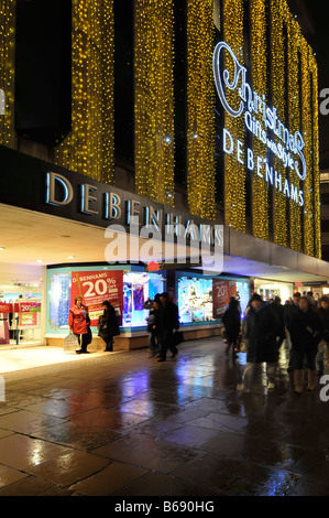 Magasin Debenhams Oxford street avec des lumières de Noël dans le West End de Londres soir de pluie Banque D'Images